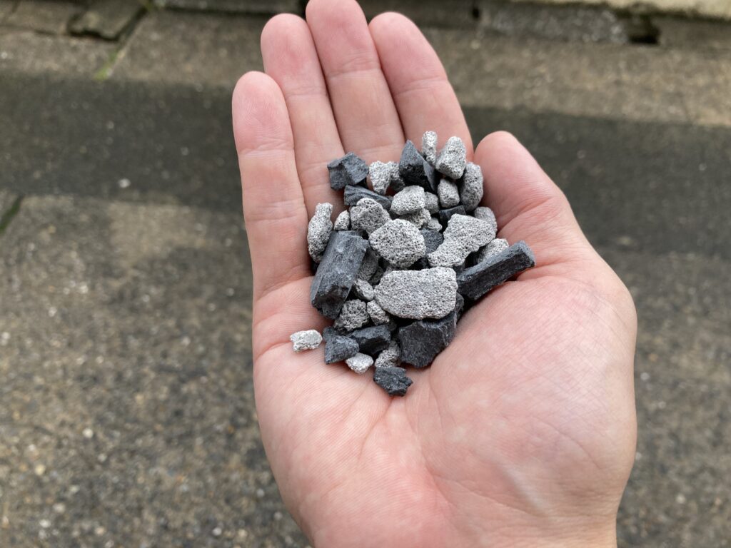 トバモライトという石灰石と竹炭