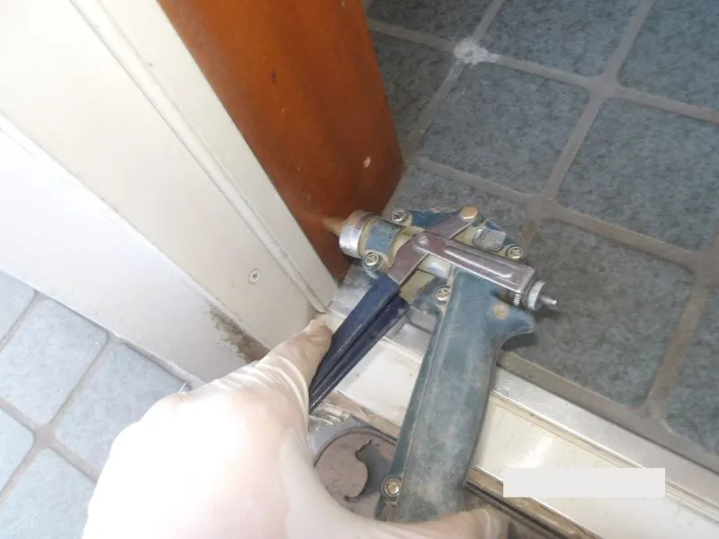 玄関木枠への薬剤注入