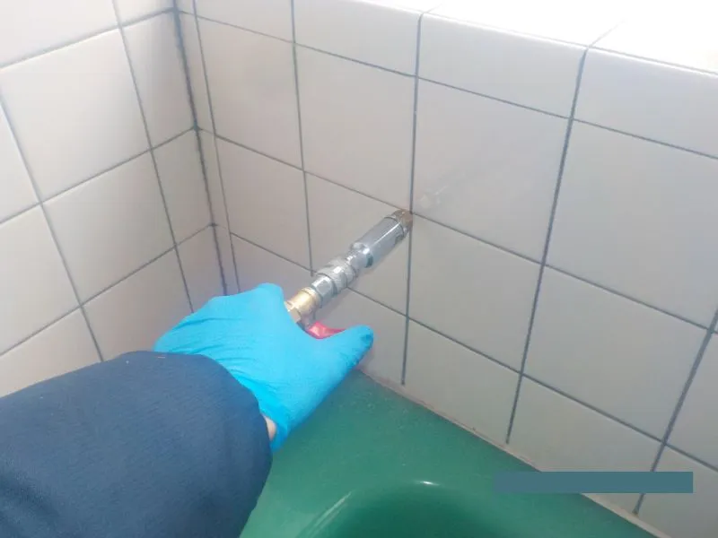 浴室壁面への薬剤注入