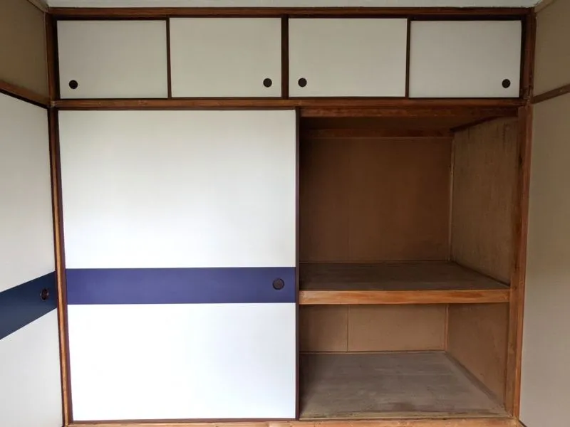 カビが発生した押入れ